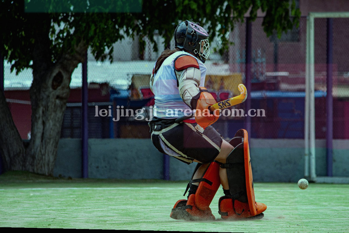 球员剪影与电子脉冲线条交叠，深蓝渐变背景下带扫描线质感